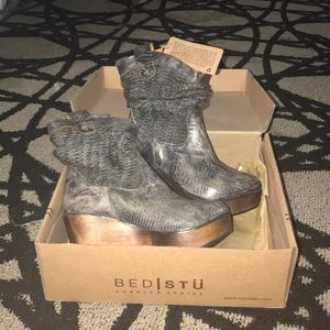 BRUGES Bed Stu in Black Lux